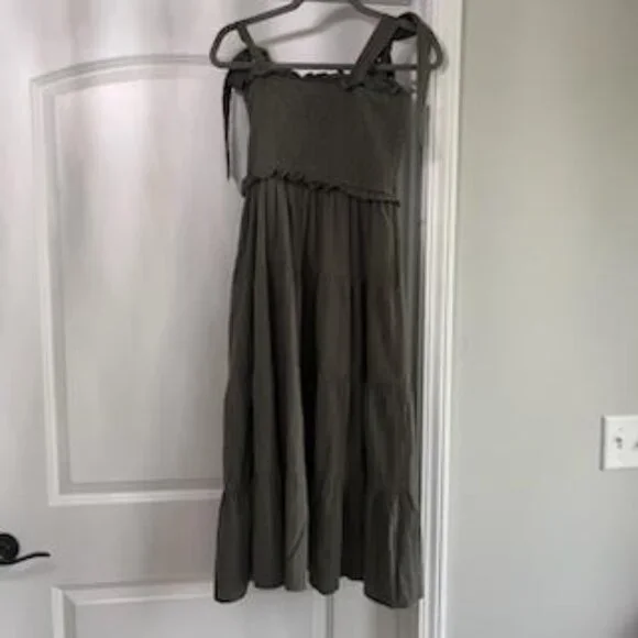 Tiered Smocked Aura Sage Green Midi Women’s Size Small - Picture 2 of 8